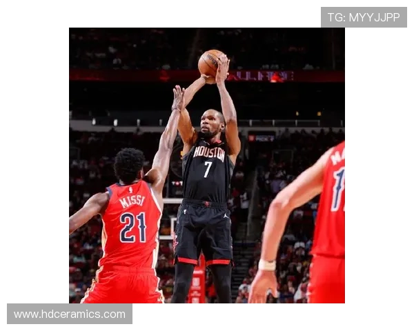 杜兰特凭借极致的中距离跳投制造错位，高效单打能力彻底拉开战术空间